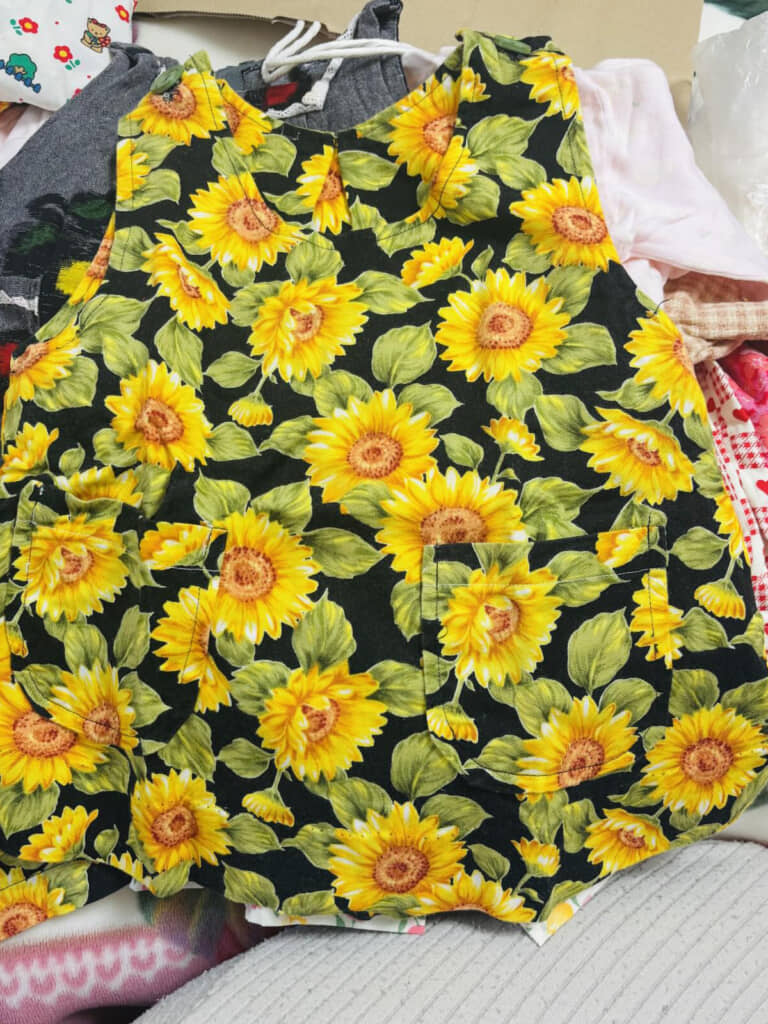 黒地にひまわり柄のワンピース