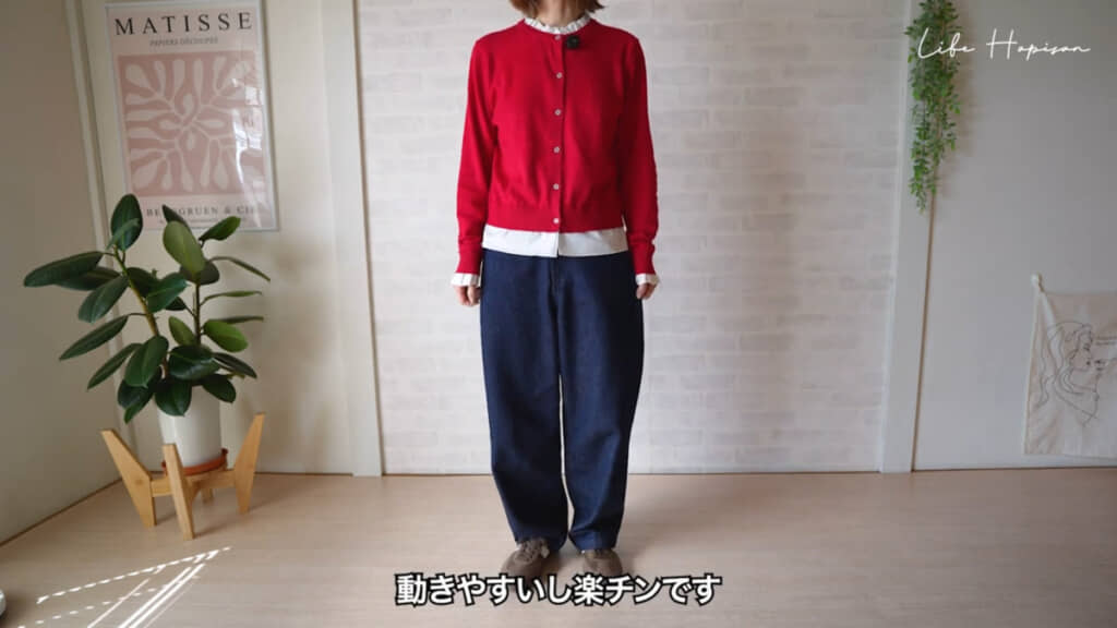 赤色のトップス＆ブラウンの靴の組み合わせもかわいらしいです