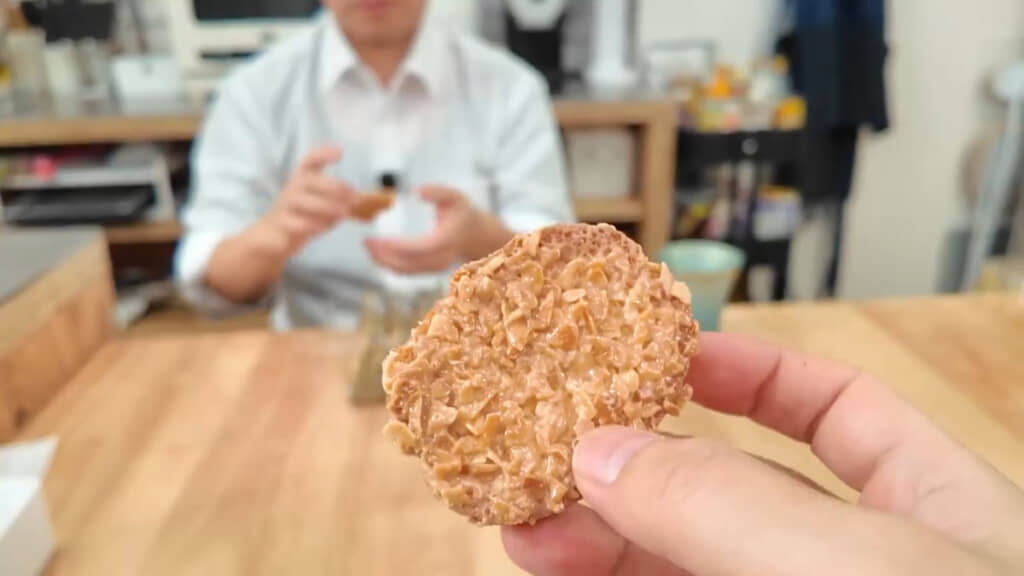 アーモンドがのった面を舌にのせるようにして食べるのをおすすめしています