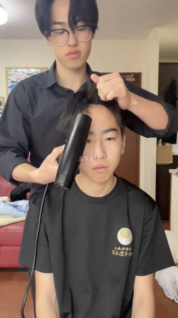 ドライヤーをかけてクリームをなじませつつ、前髪を立ち上げる