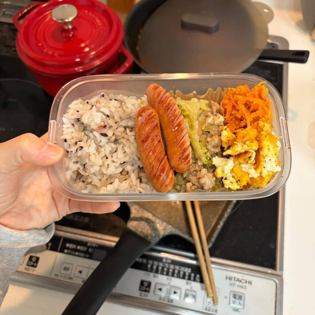 「洗いやすい弁当箱」におかずとごはんを入れた様子