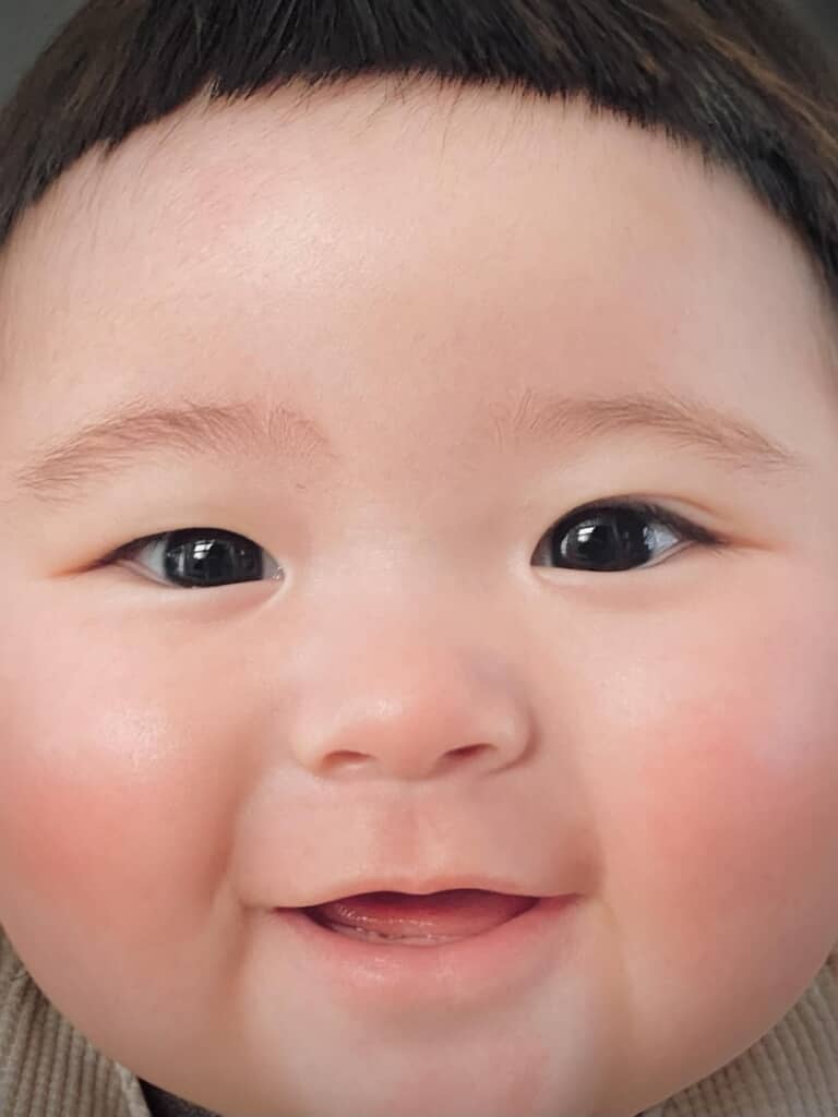 おでこがほぼ見える“ぱっつんスタイル”に変身