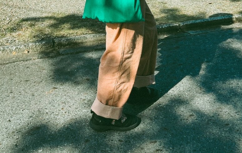 黒のスニーカーサンダル・着用例。テラコッタのパンツ＆グレイチェック靴下