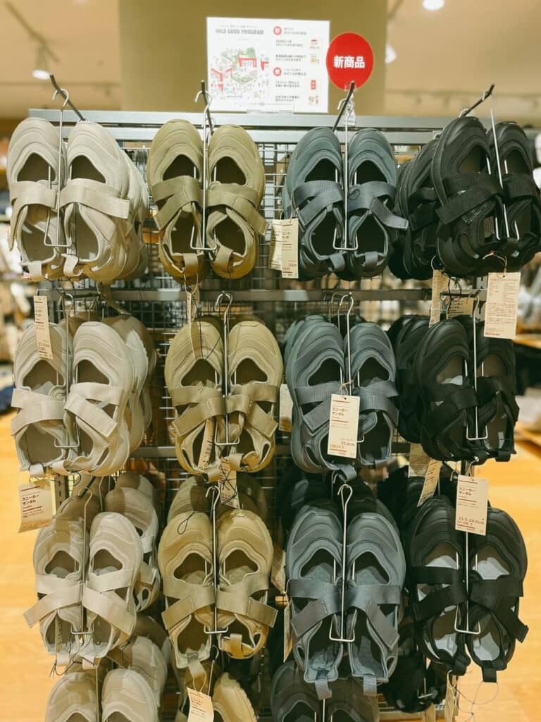 スニーカーサンダル・店内に陳列されているところ