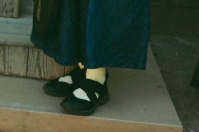 黒のスニーカーサンダル・着用例。インディゴのフレアパンツ＆白靴下