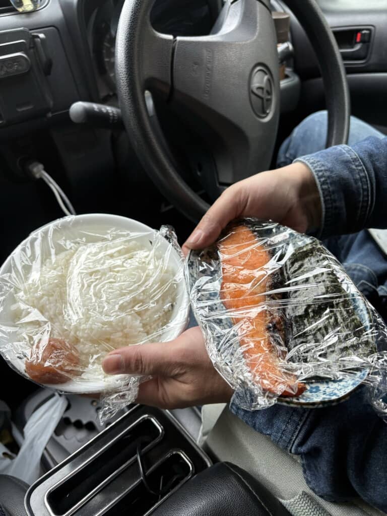 カバンから取り出された皿のままのお弁当