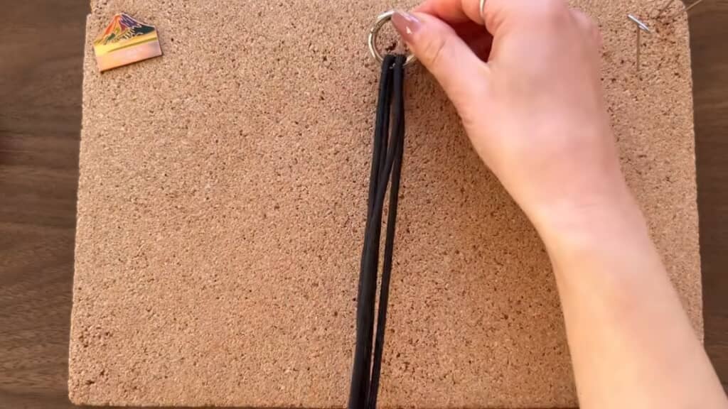 カラビナにひもを通します