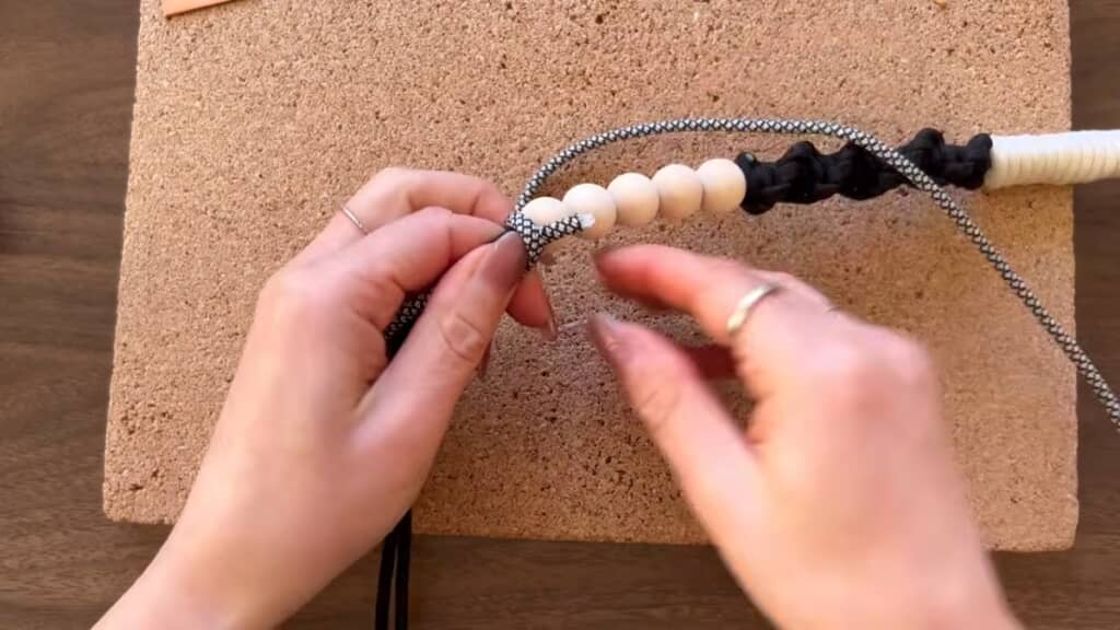 ウッドビーズの下にまとめ結びをします