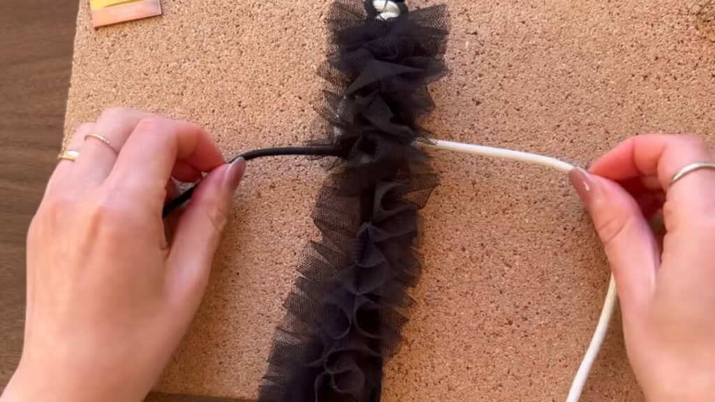 リボンを挟みながら平結びをします