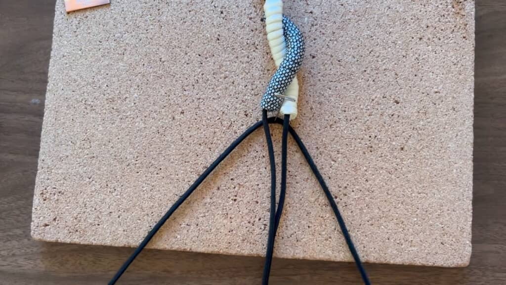 まとめ結びの下にねじり結びをしていきます