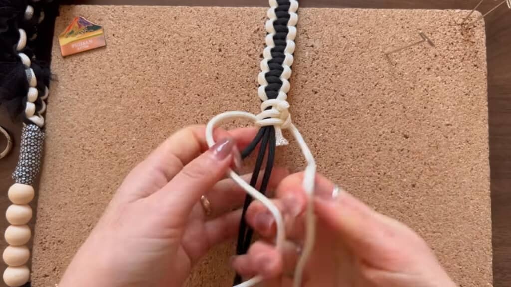 平結びの下にねじり結びをしていきます