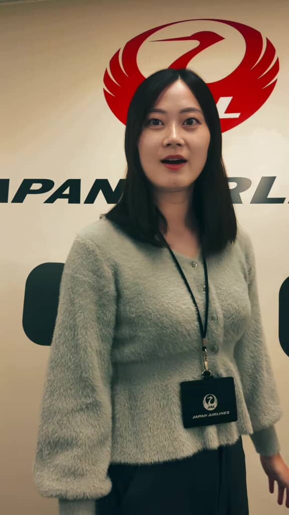 グレーのカーディガンを着た女性