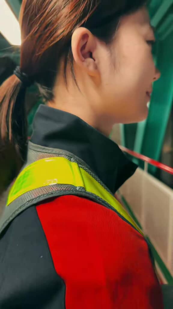 グラハン制服を着た女性（アップ）