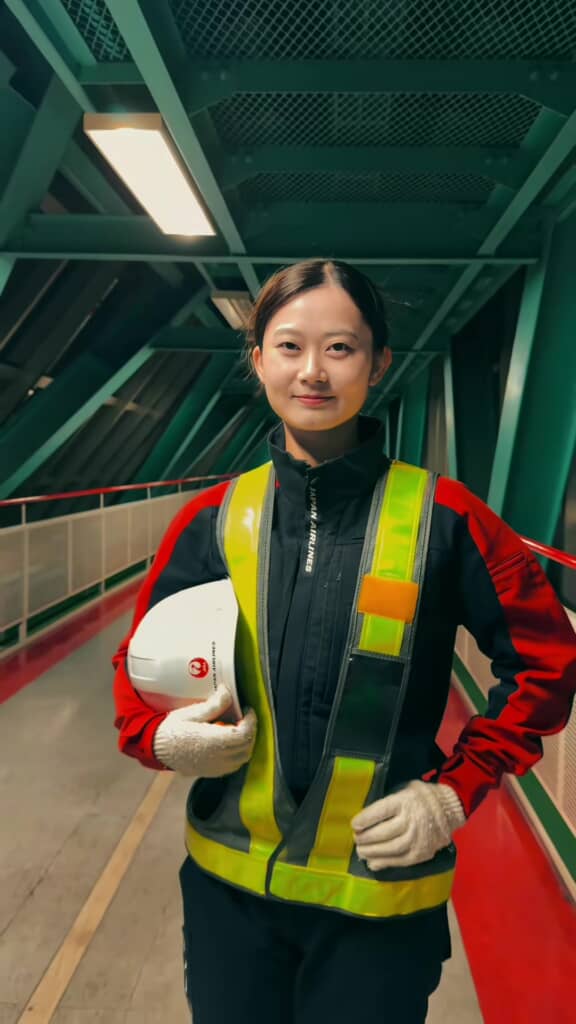 グラハン制服を着た女性