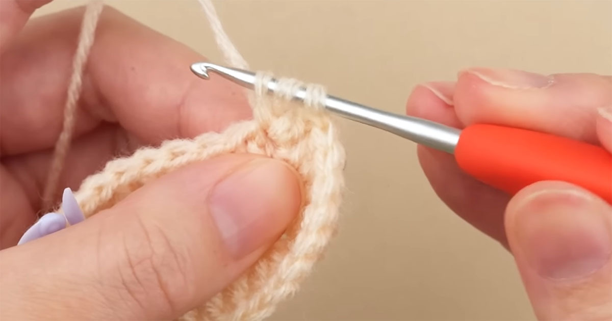 2色の毛糸をかぎ針でザクザク編んでいくと……　完成した“お花模様のアイテム”に「とてもかわいい」「色違いも作ってみたい」（1/3） | 編み物 ねとらぼ