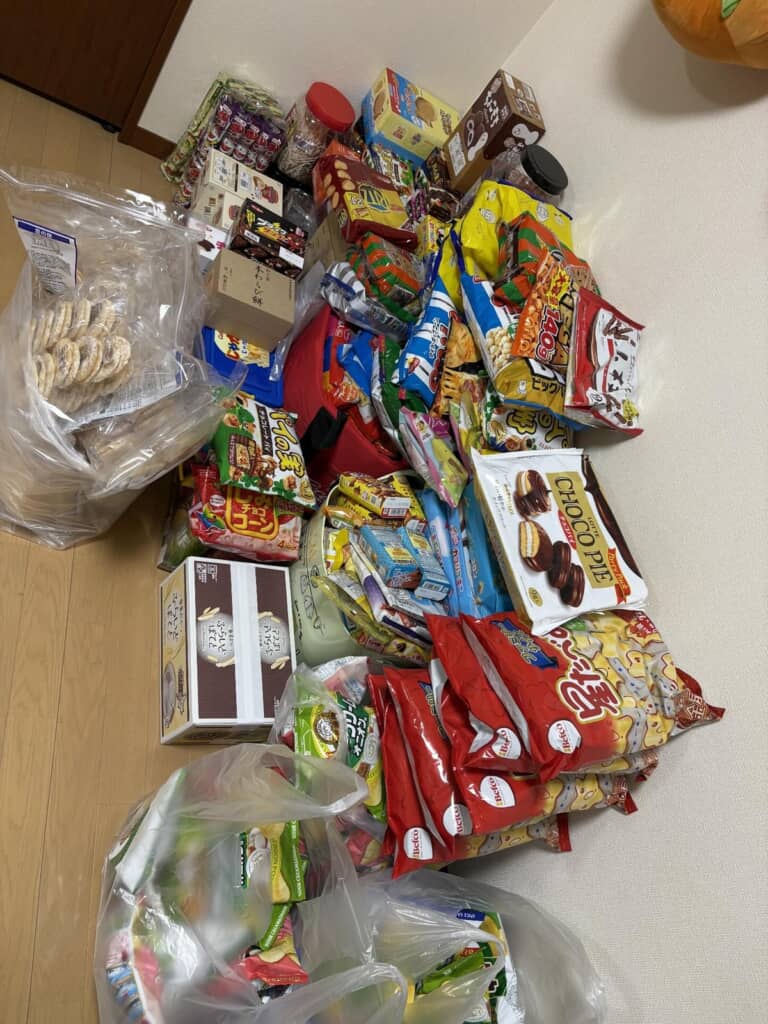 クレーンゲームでゲットした大量のお菓子!