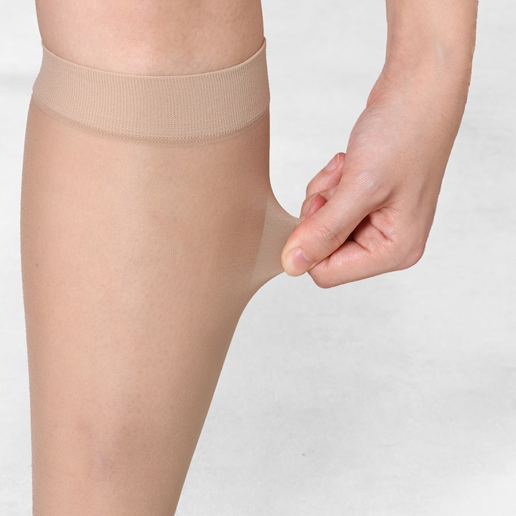 ケユカ・履くだけネイルストッキング。生地を引っ張っているところ