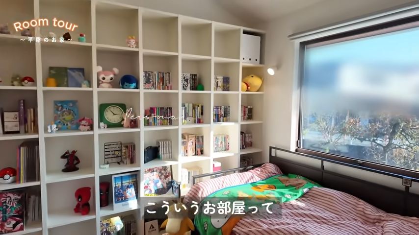 格子状の棚には好きなものが並ぶ