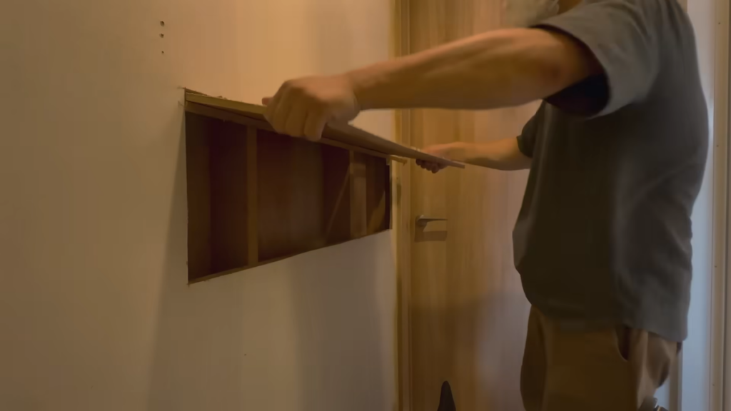 壁の表面をカット