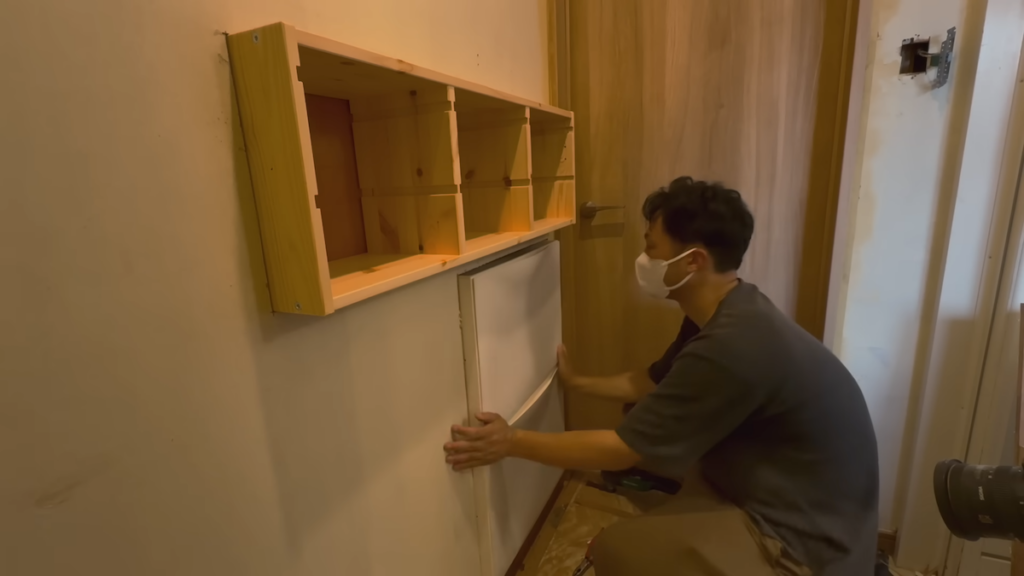 もうひとつ穴を開け、IKEAの薄型収納「TRONES」を設置