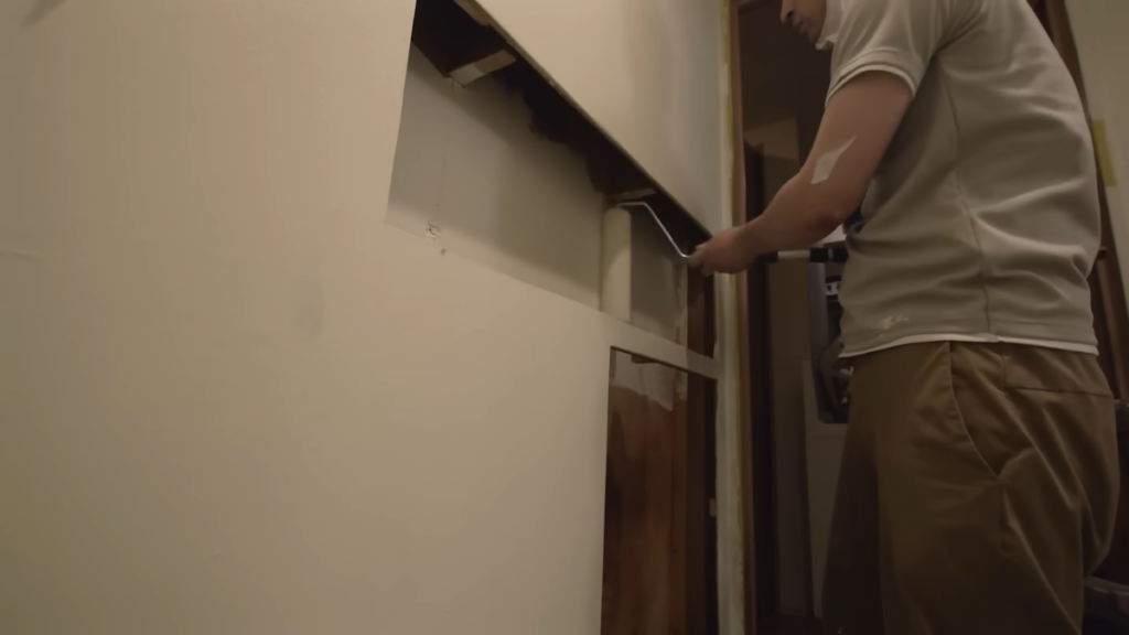 棚をいったん取り外し、壁を塗装