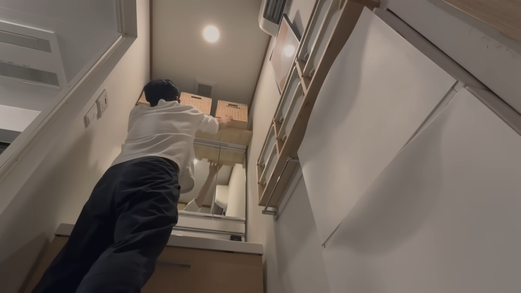 タオルハンガーやアート、カゴを配置し完成