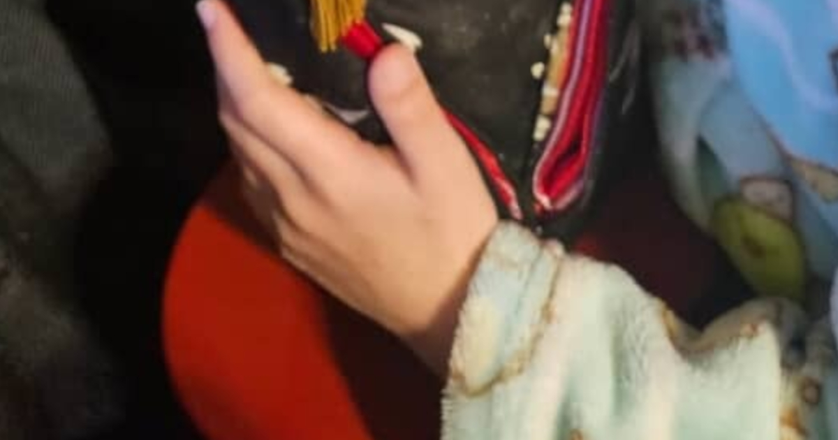 娘が大事そうに抱える人形、よく見ると……「ええ!?」　驚きの光景に「めちゃ喜んでますやん」「娘さんを一生守ってくれそう」（1/3） | ライフスタイル ねとらぼ