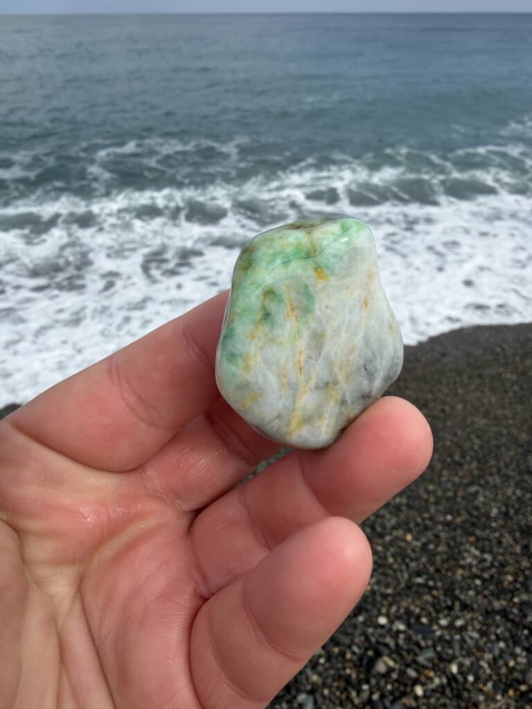 新潟県糸魚川市の海岸で拾った緑がかった石ころ