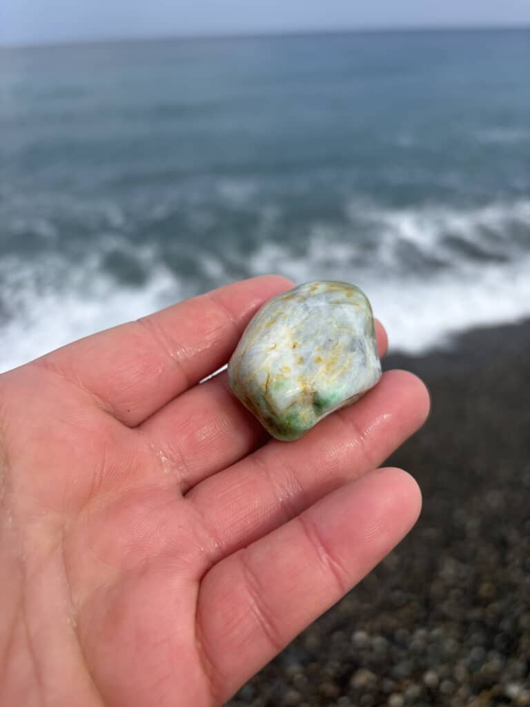 新潟県糸魚川市の海岸で拾った翡翠と思われる鉱物