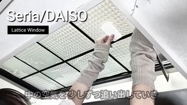 スキージ―でガラスフィルムに入った空気を追い出す