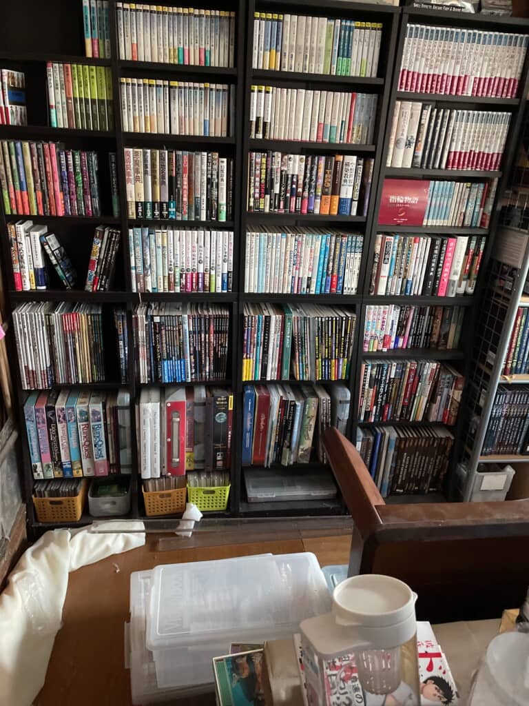 壁一面の本棚にTRPGルールブック多数