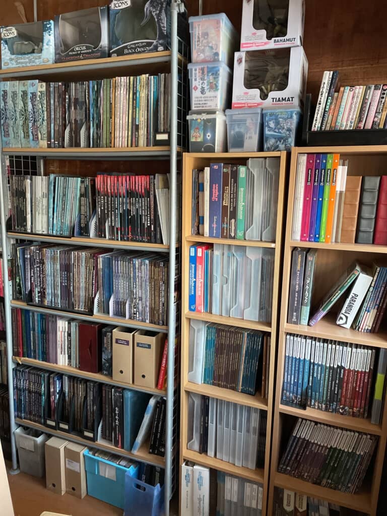 D&DやTRPG資料とフィギュア箱の棚