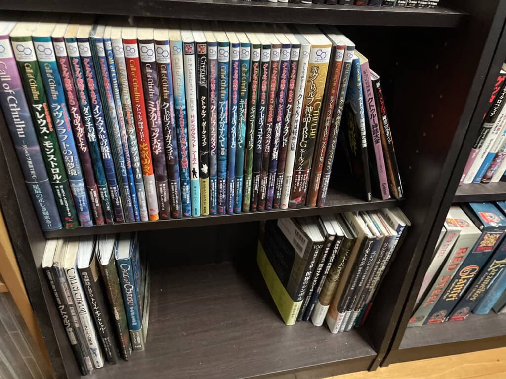 本棚に並ぶクトゥルフ神話TRPG書籍群