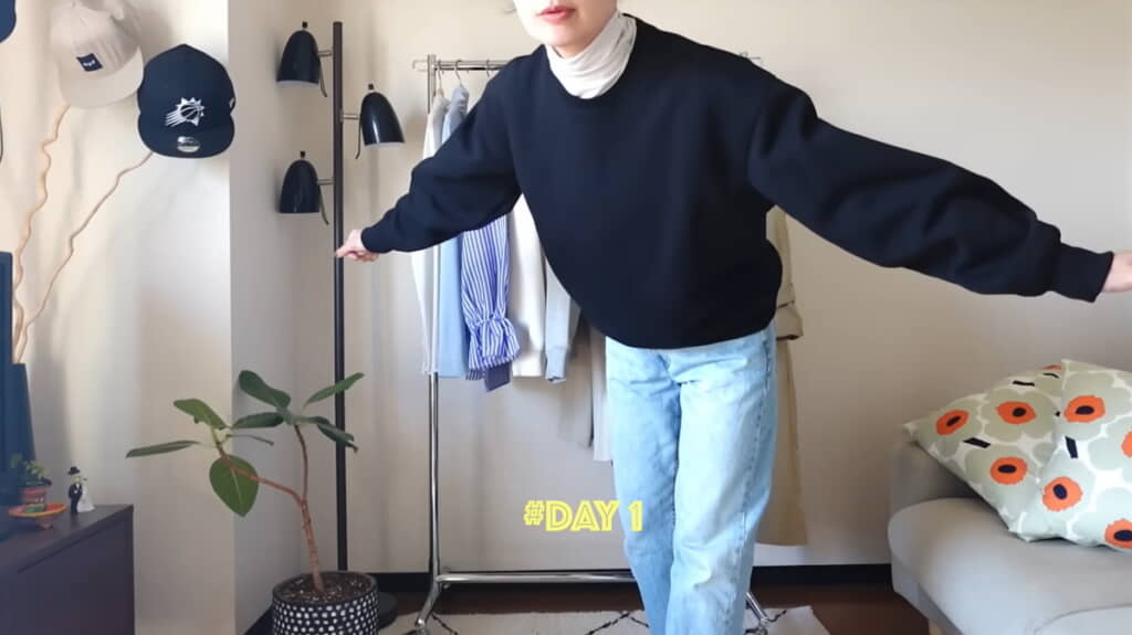 黒のスウェットとタートルネックを重ね着