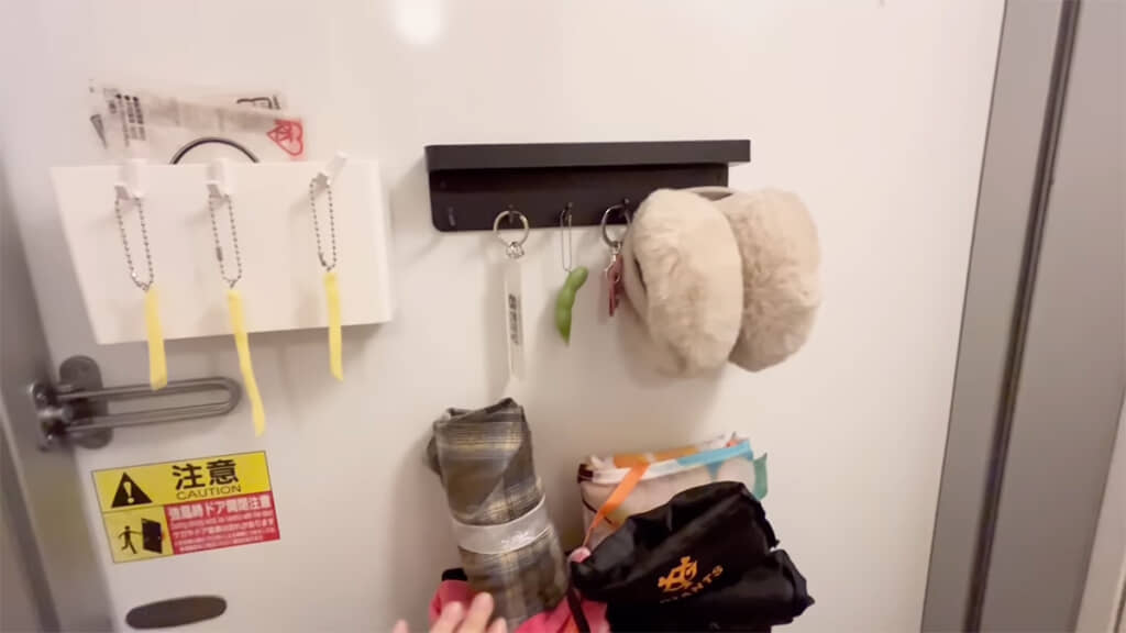玄関ドアにはさまざまなものをくっつけています