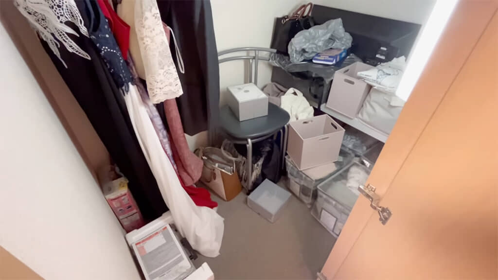 ベッド下収納は物置として使用中