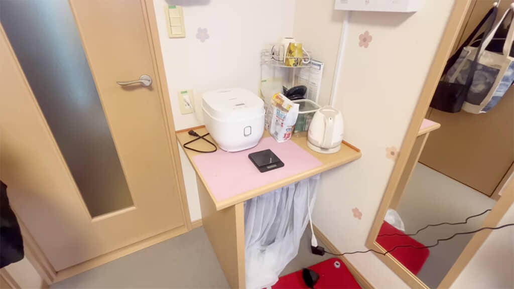 テレビが置いてあった台も有効活用