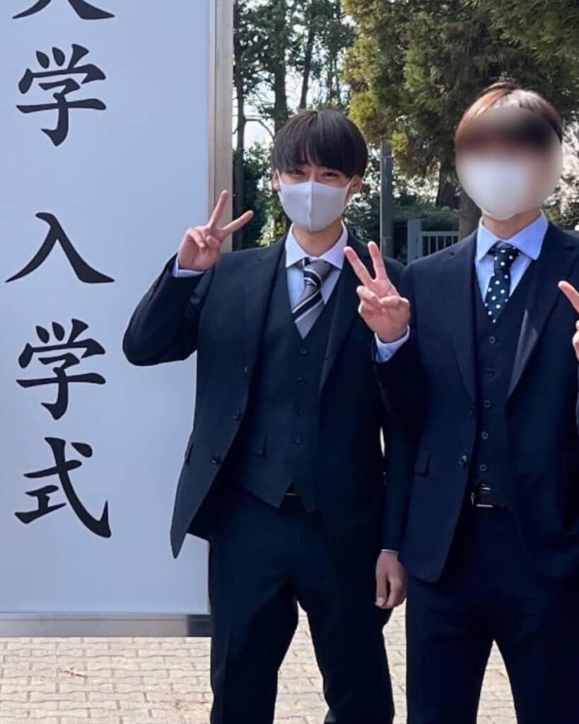 入学式でのあきひささん。素朴で初々しい印象です