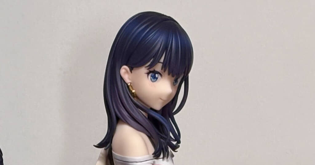 お高いフィギュアはさすがに塗装も造形もきれい。一方、プライズ品はというと……