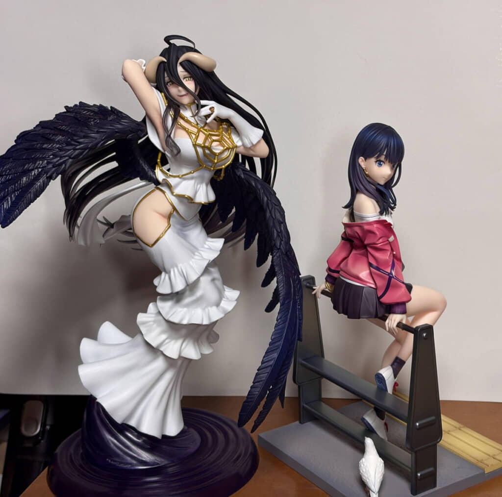 プライズ品のアルベド（左）と、高級フィギュアの立花（右）。拡大してよく見れば違いは分かるものの、アルベドも十分高クオリティーに見える