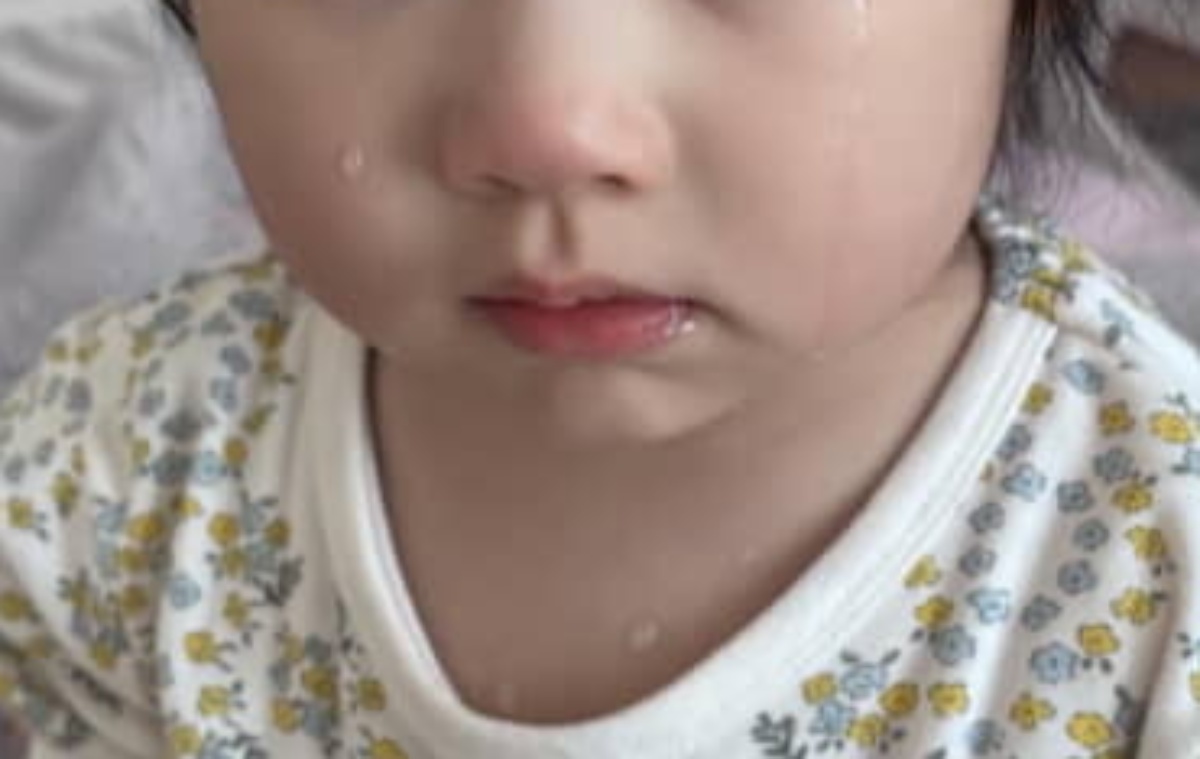 「こんな顔整ってる子いる？」イヤイヤ期の1歳娘、泣き顔が“天使すぎる”と話題　「なんて美少女」「ゆうこりんに似てる」（1/3） | 育児 ねとらぼ