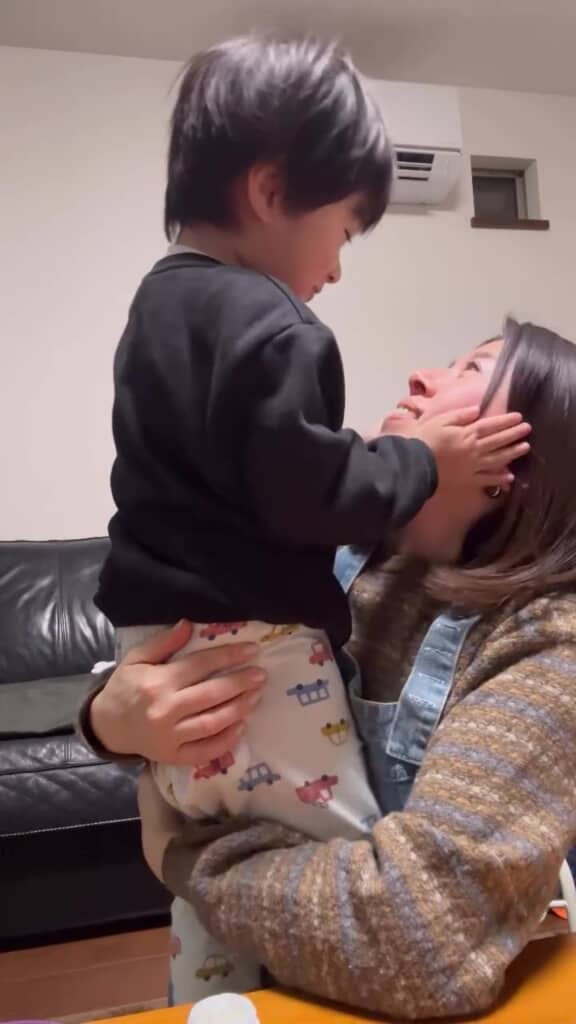 両手でママの頬を包んで