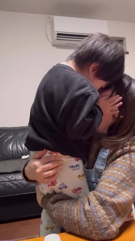 顔をぴったりくっつけます