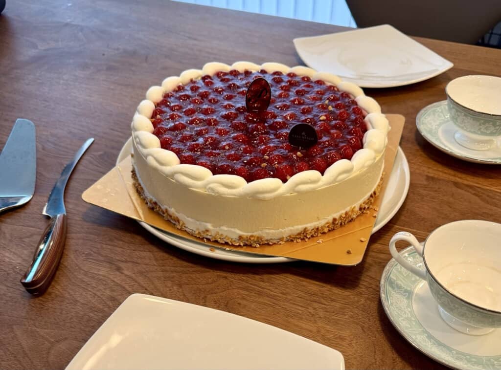 1番大きいサイズの木苺のレアチーズケーキ!(画像提供:よー清水さん/@you629)