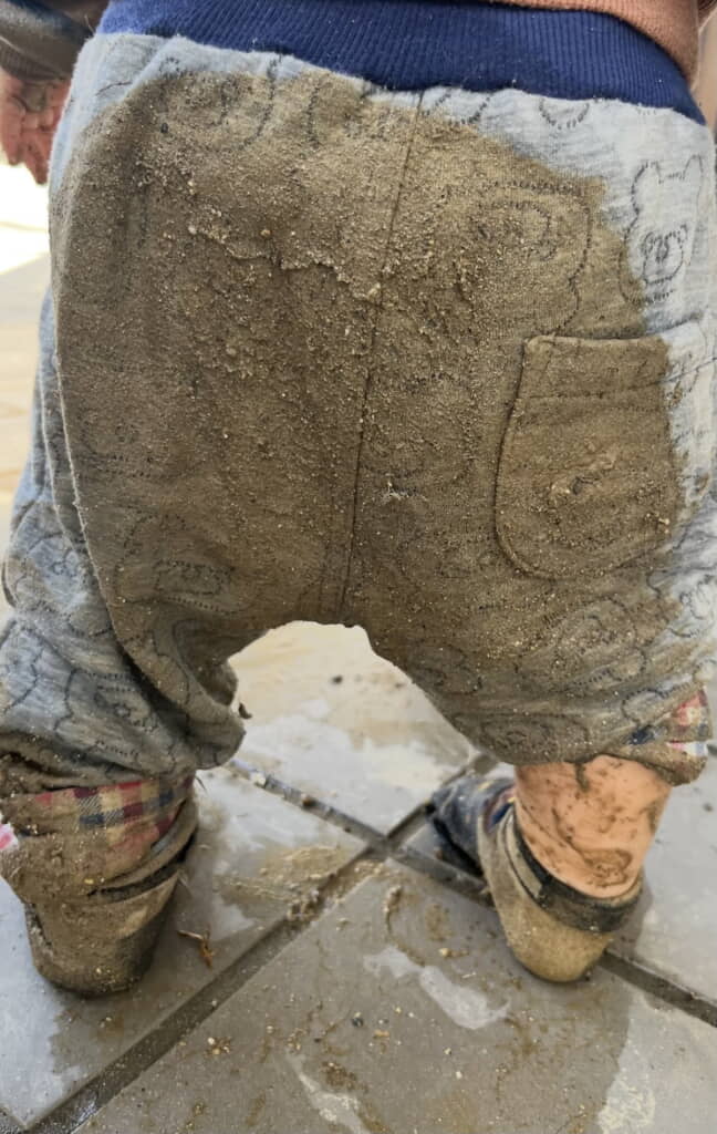 見事な泥染めパンツに……