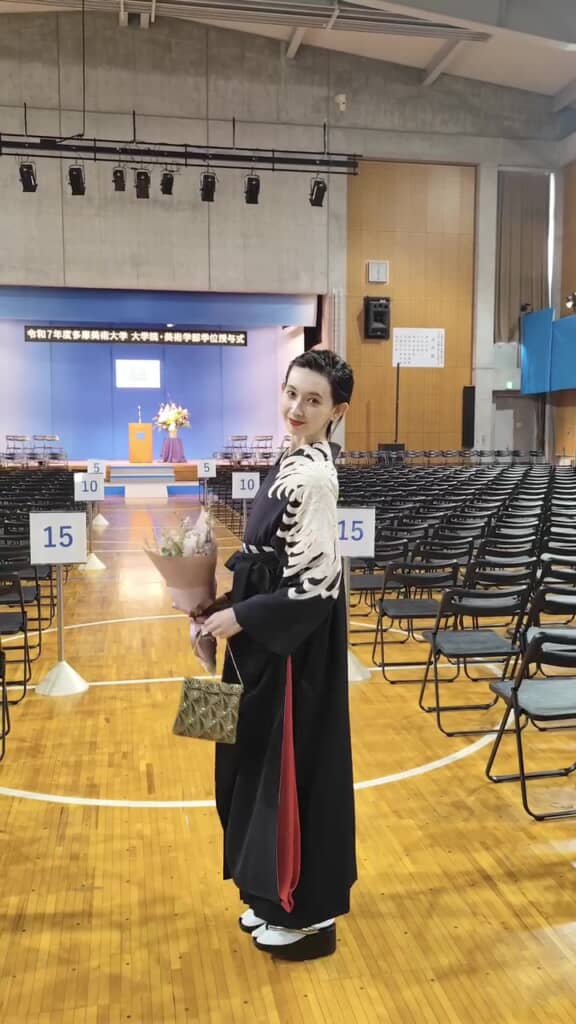 はかま姿の池田さん（全身）