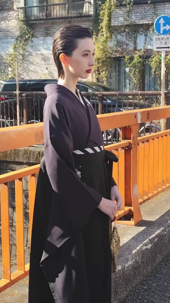 橋で記念撮影する池田さん