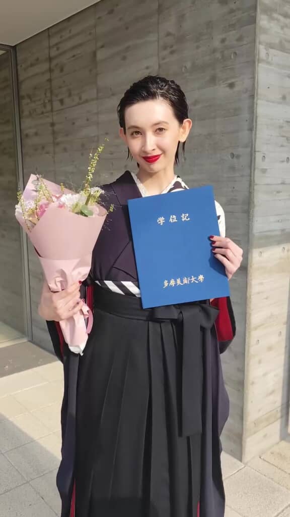 学位記を持つ池田さん