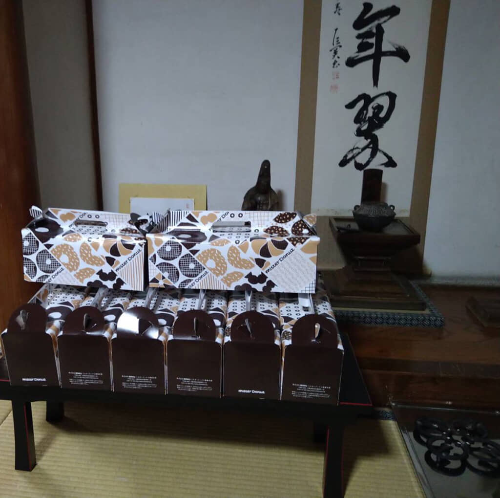 山積みのミスタードーナツの箱