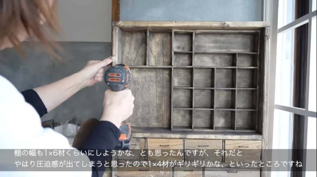 転倒防止に棚と壁をビス留め